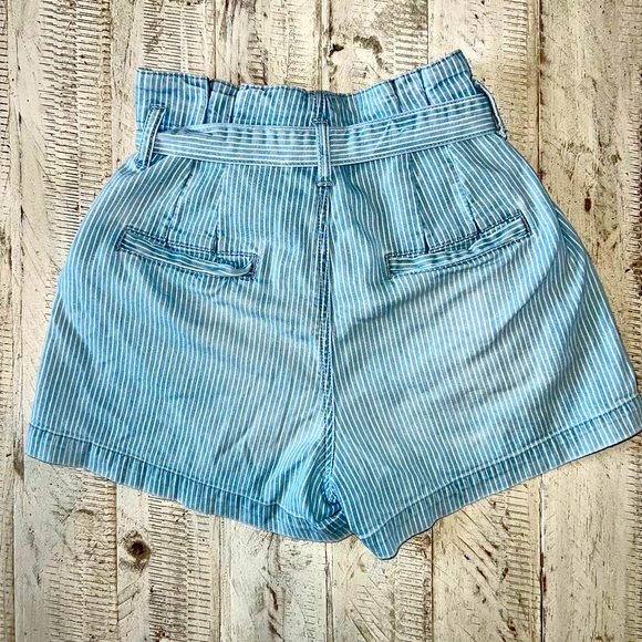 *FINAL SALE* American Eagle Mom Shorts - Picture 3 of 6